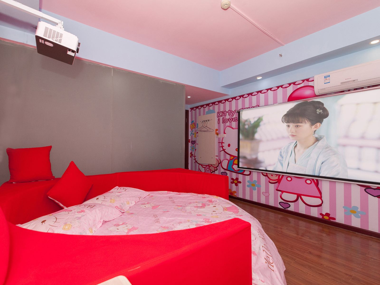 HelloKitty主题圆床巨幕影院房