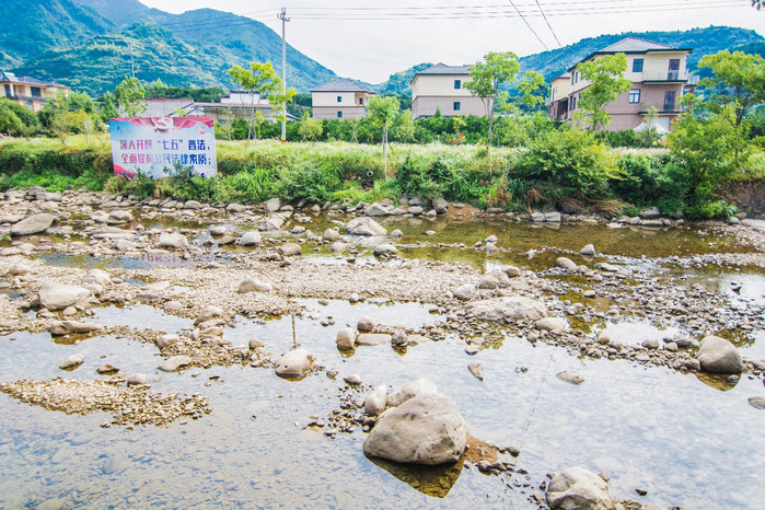 这里除了小溪,瀑布,水塘等这些自然景观,还有省级桔海森林公园,景观亭