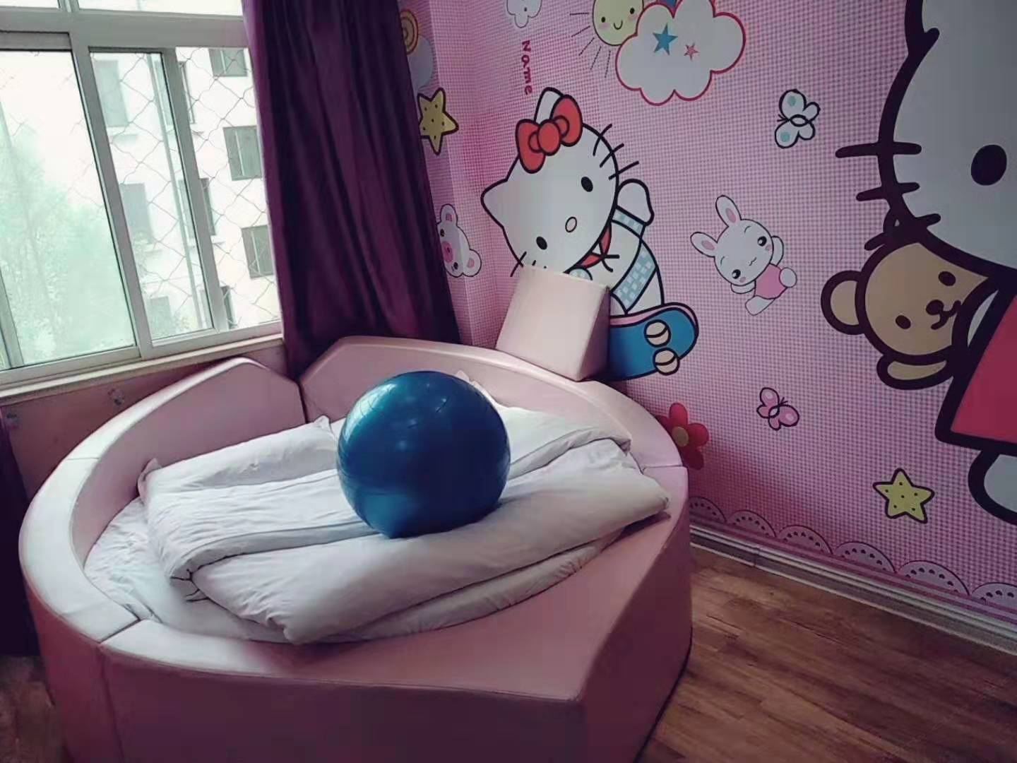 简约圆床房