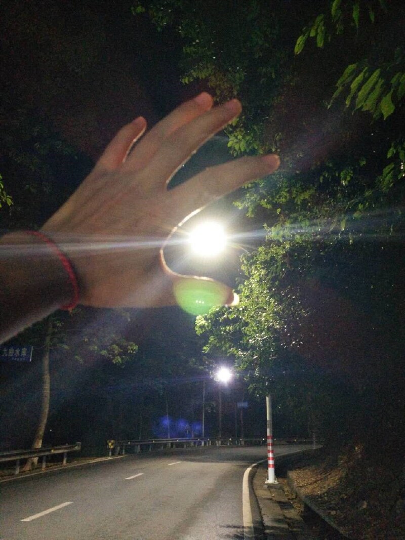 我喜欢走在无人的街角,灯光照射着我,影子显得孤冷漠,而灯光刚好可以