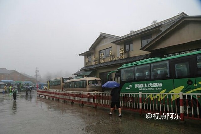 峨眉山雷洞坪车站 8点钟,途径峨眉山云中花岭.