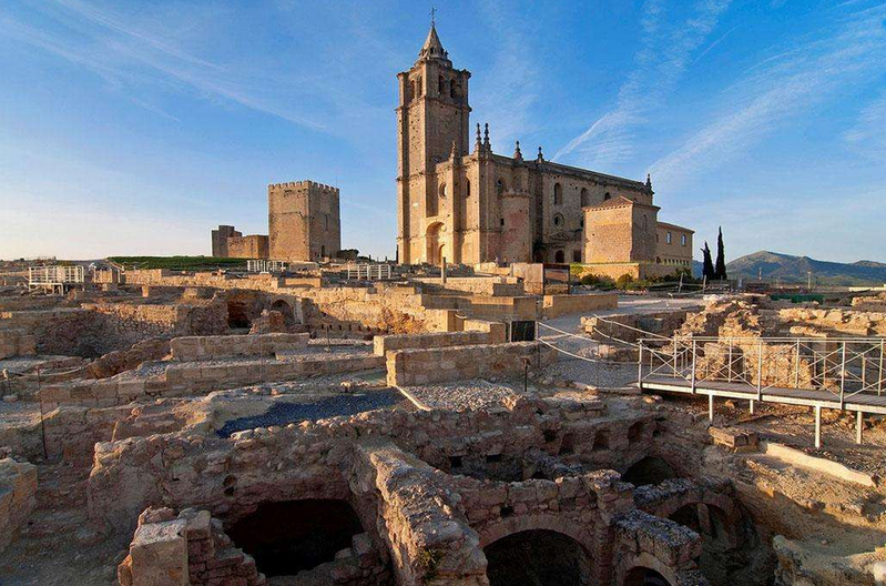 西班牙安排世界人类文化遗产——卡塞雷斯老城,米哈斯白色山城,悬崖