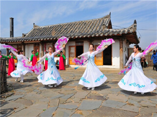 跟團(tuán)東北長(zhǎng)白山旅游價(jià)格表_去東北長(zhǎng)白山旅游要多少錢(qián)_東北長(zhǎng)白山最適合旅游的季節(jié)