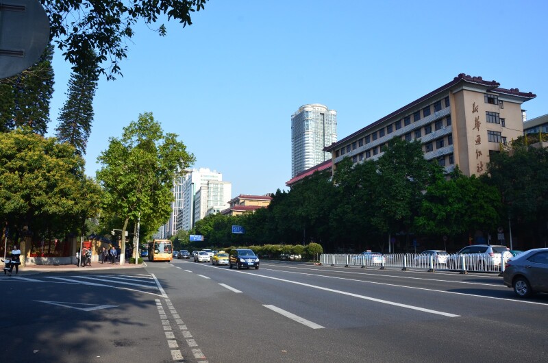 中山纪念堂位于广州市越秀区东风中路