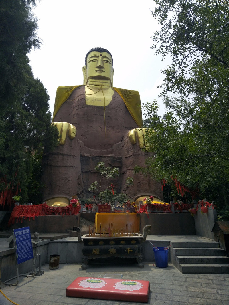 济南千佛山景区                     万佛洞坐姿