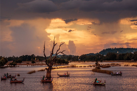 缅甸的母亲河,伊洛瓦底江弯弯曲曲,河水反射出夕阳的光辉.