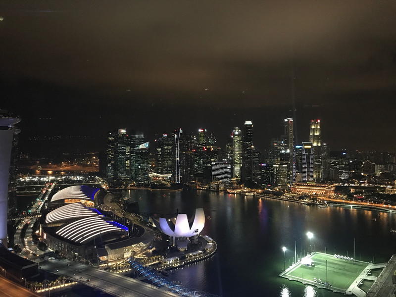 在摩天轮上用手机拍到的新加坡夜景.