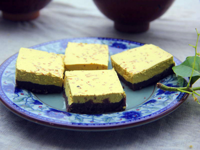 松花糕制作"松花糕"是腾冲的小吃,以松花粉,红豆制成,上层金黄,下层