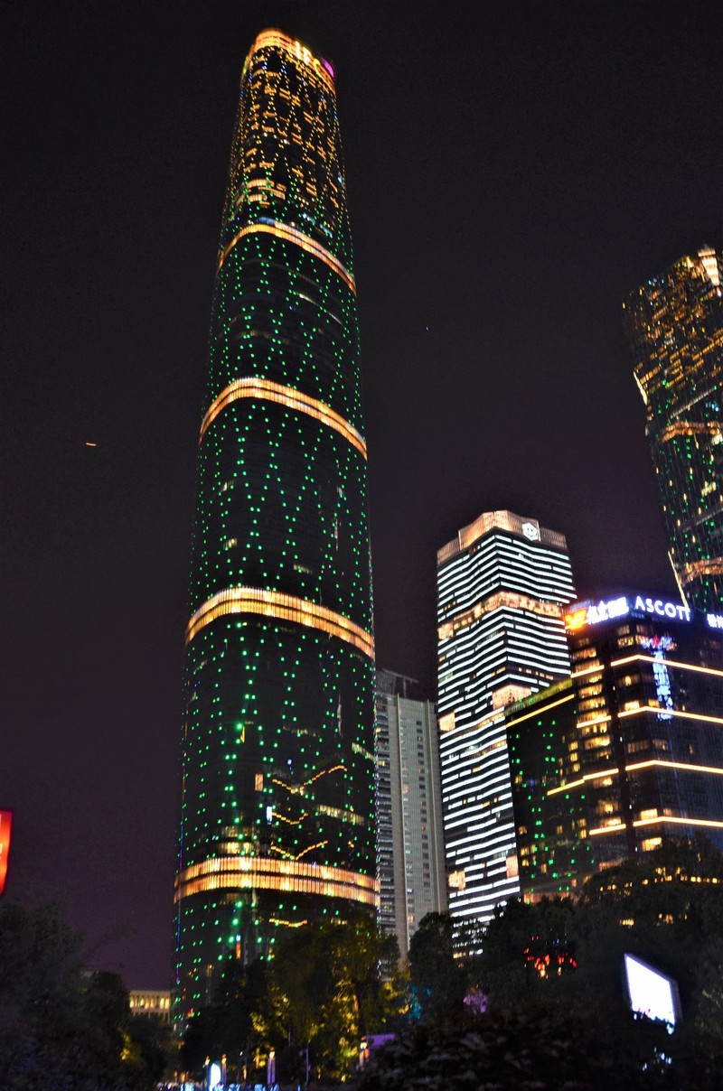 晚间,看着广州西塔网状的灯光,不断地闪烁着红,黄,蓝,绿多种色彩,漂亮