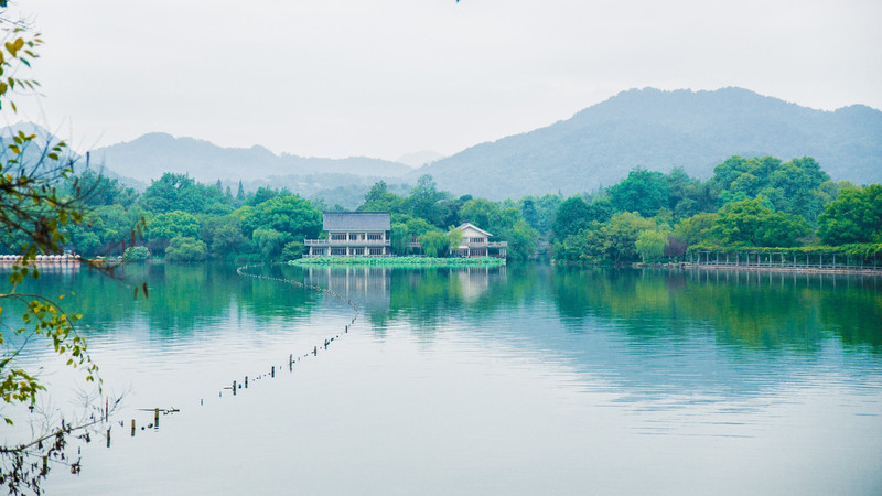 我说杭州西湖能排进国内最热门的景区前三名,应该没有小伙伴会