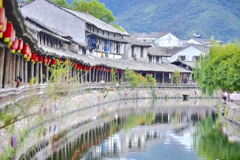 下游的古村落至今仍保持着比较完整的历史风貌和许多传统文化遗迹