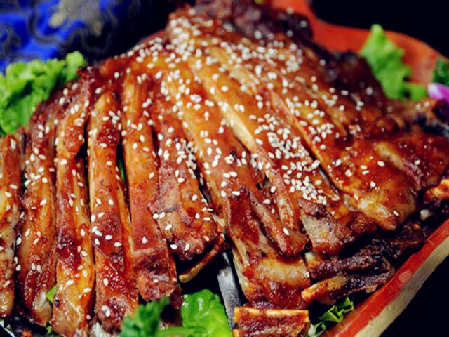 合加油站对面) 电话: 0470-8303678 特色菜:锅茶,手扒肉,布里亚特包子