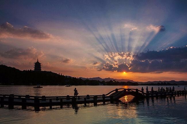 在西湖南岸夕照山的雷峰上,南屏山日慧峰下净慈寺前.