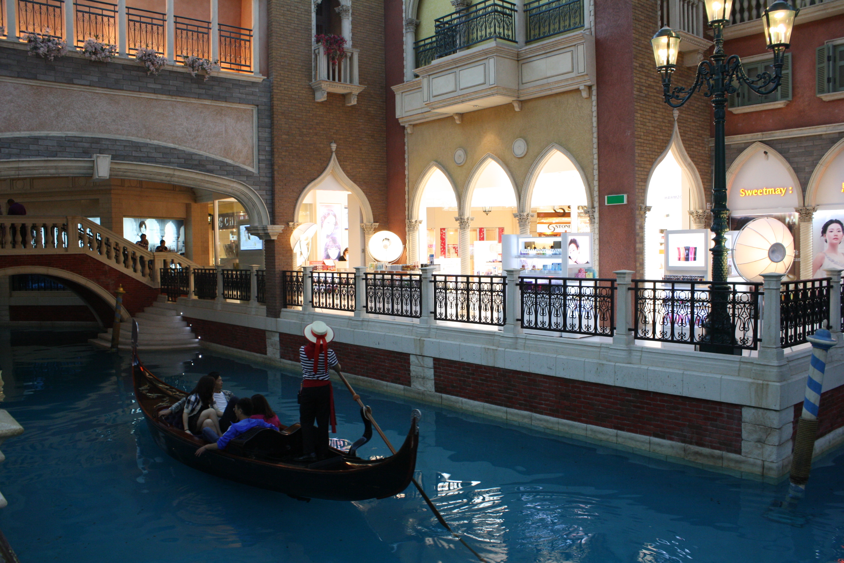 早上九点到珠海机场去澳门一日游,晚上回珠海