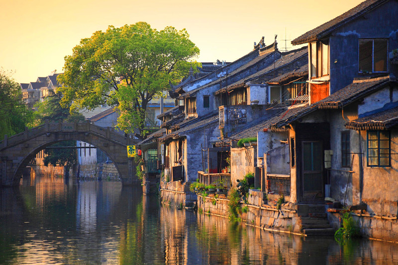 作为上海通往西南各省的"西南门户",枫泾古镇内水网密布,河道纵横