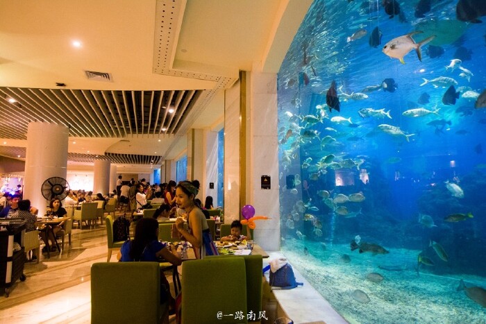 亚龙湾迎宾馆一共有六间风情各异的餐厅,特别喜欢蓝色海底餐厅,倘大的