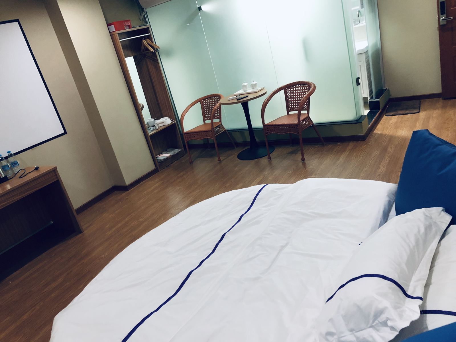 情侣圆床房