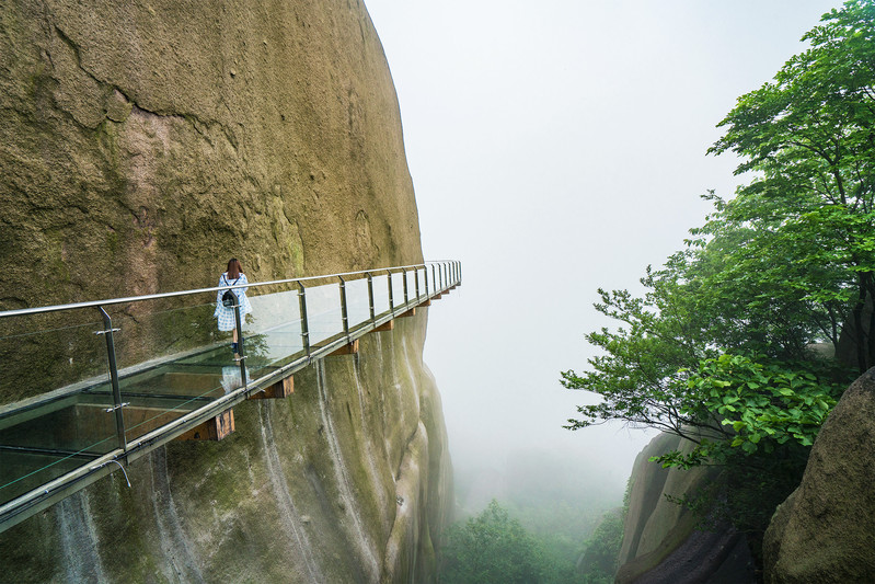 520巨石山玻璃栈道