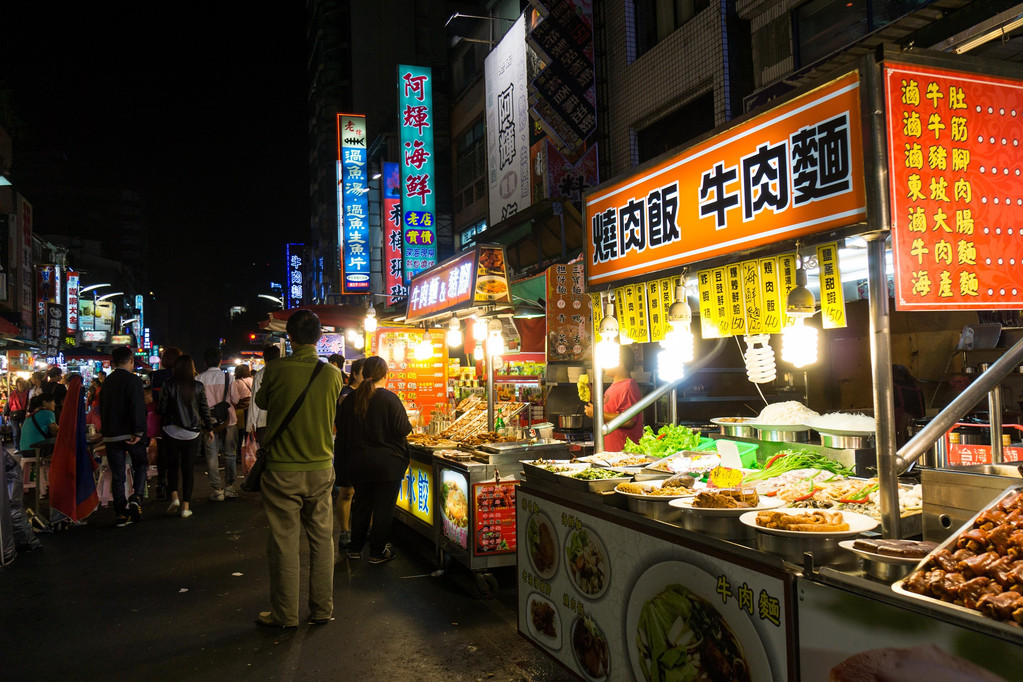 瑞丰夜市不同于游客多的自强夜市,瑞丰是高雄当地人很喜欢去逛的夜市.