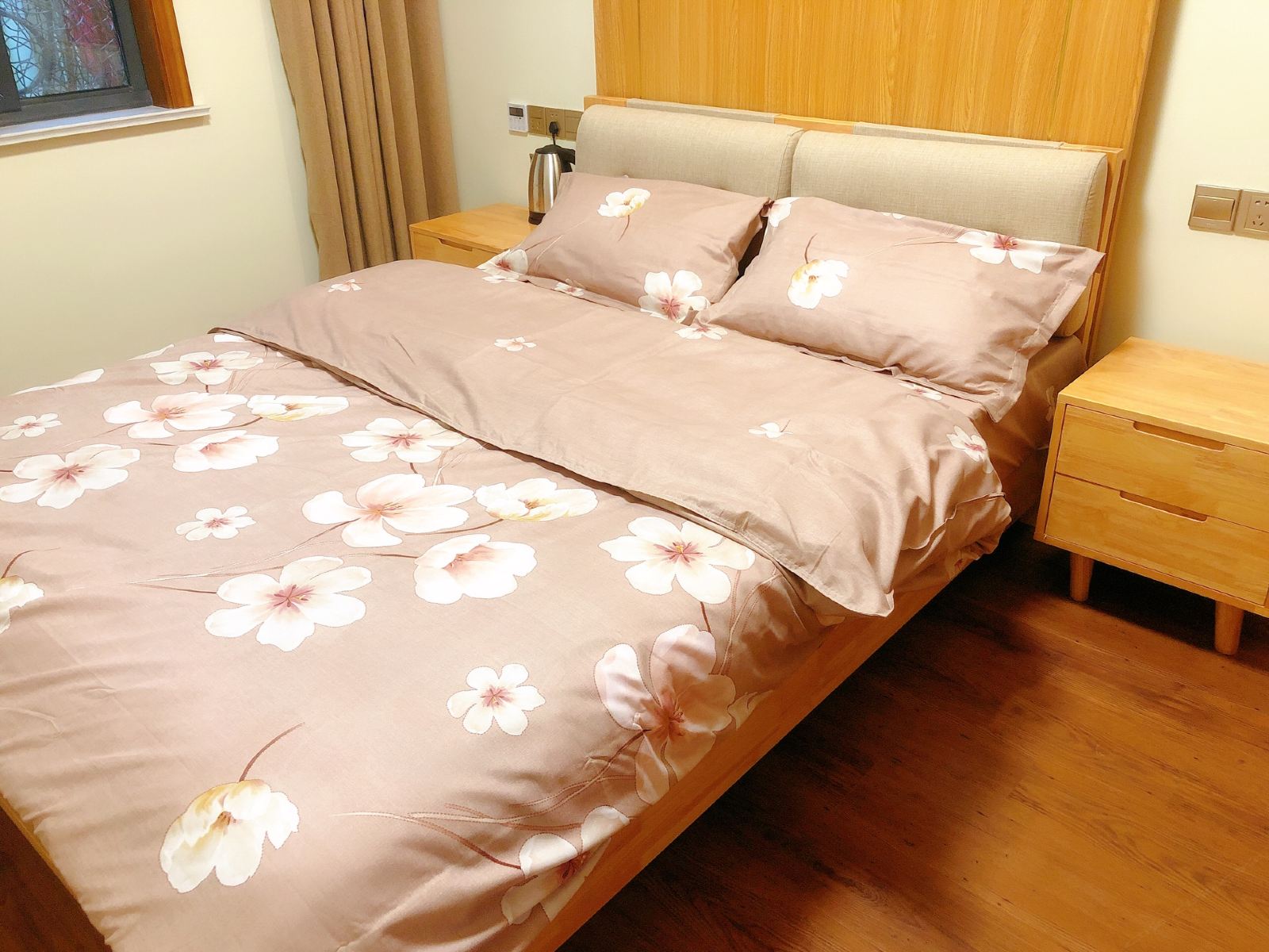 花园湖景别墅