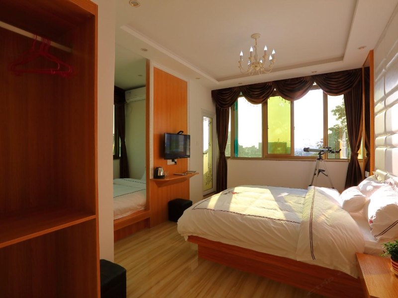 hotelPic