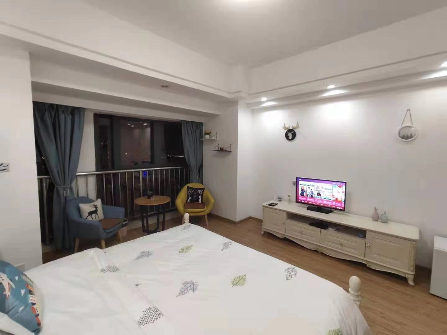 欧式湖景大床房