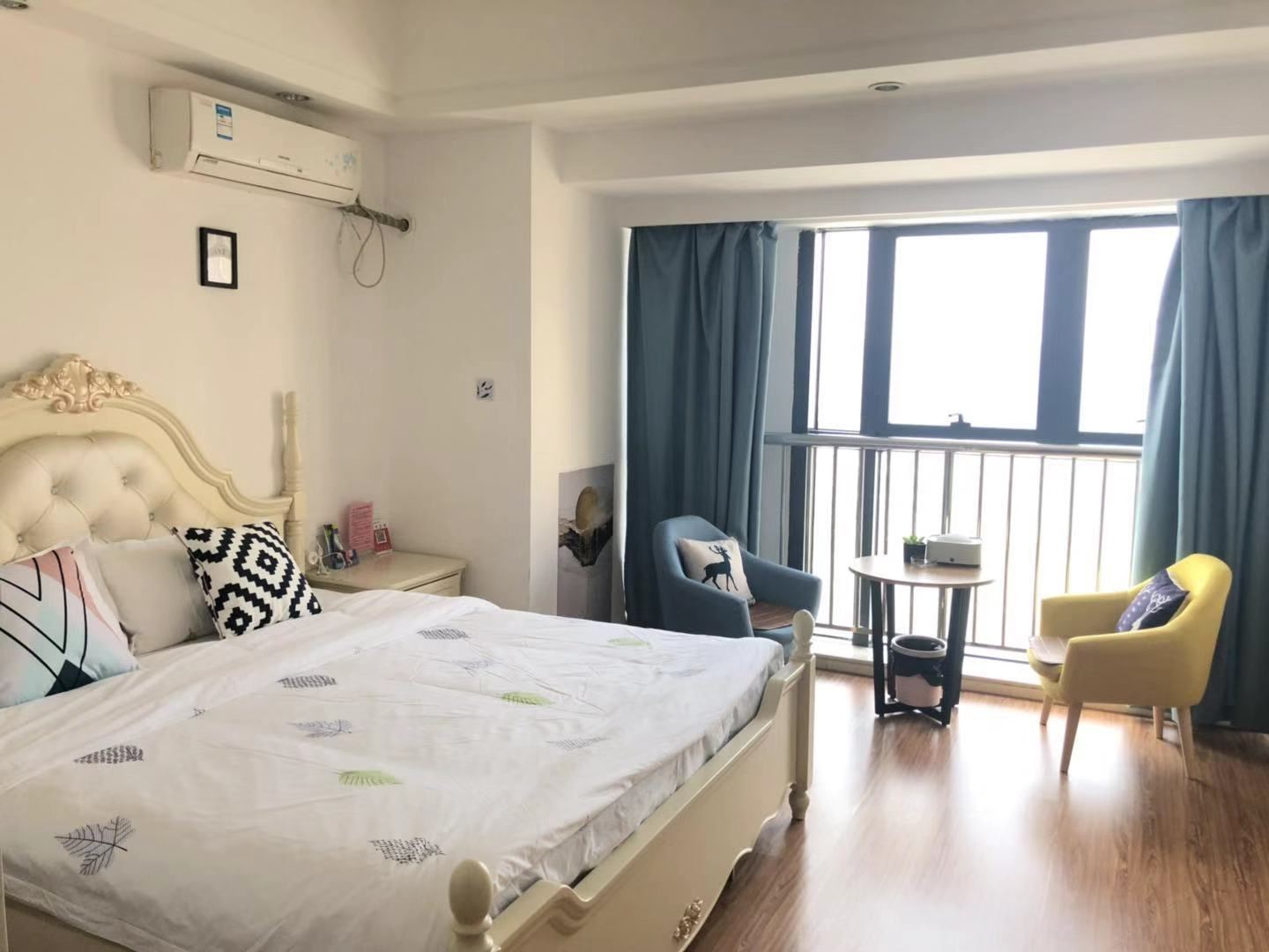 欧式湖景大床房