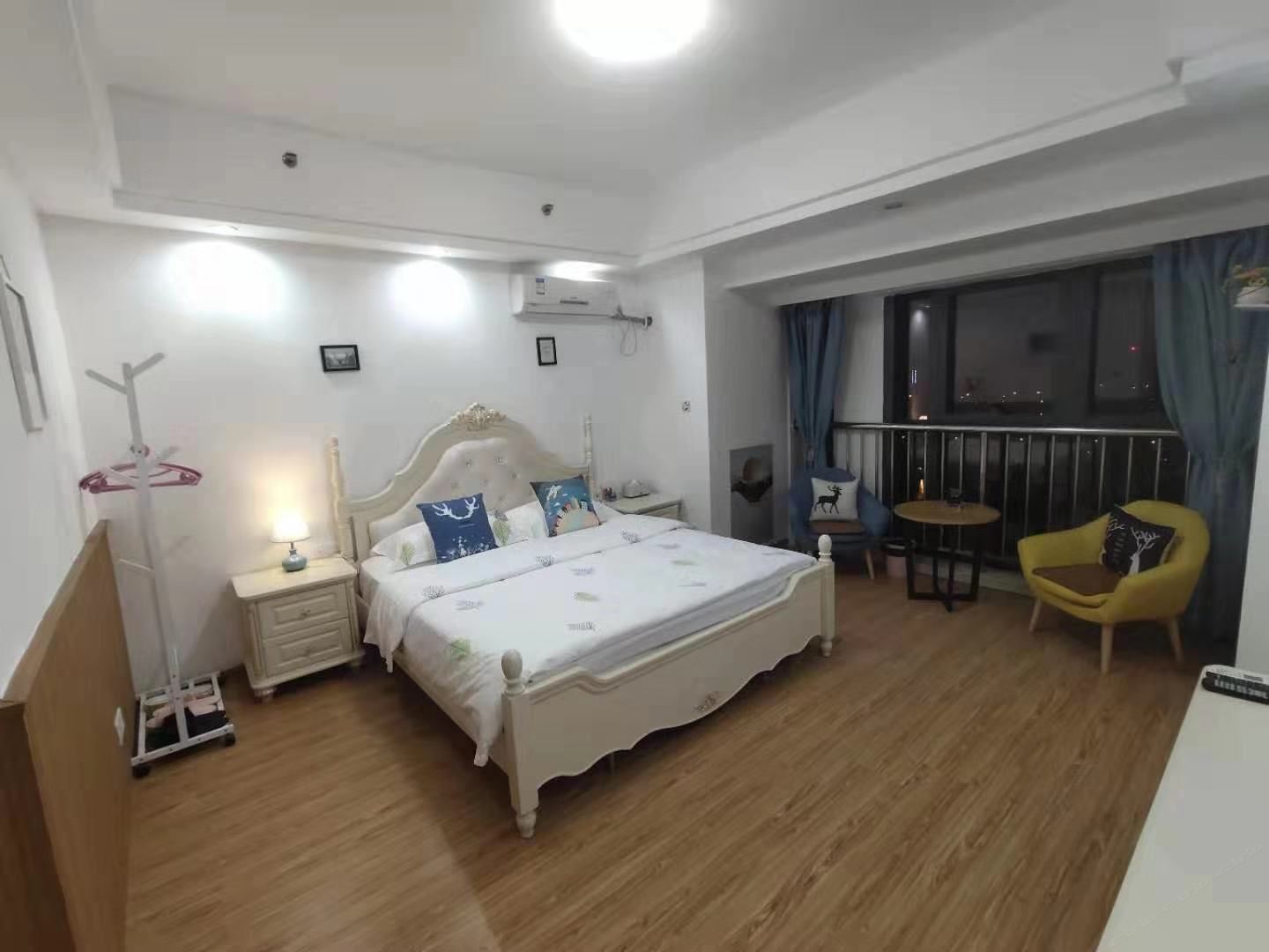 欧式湖景大床房