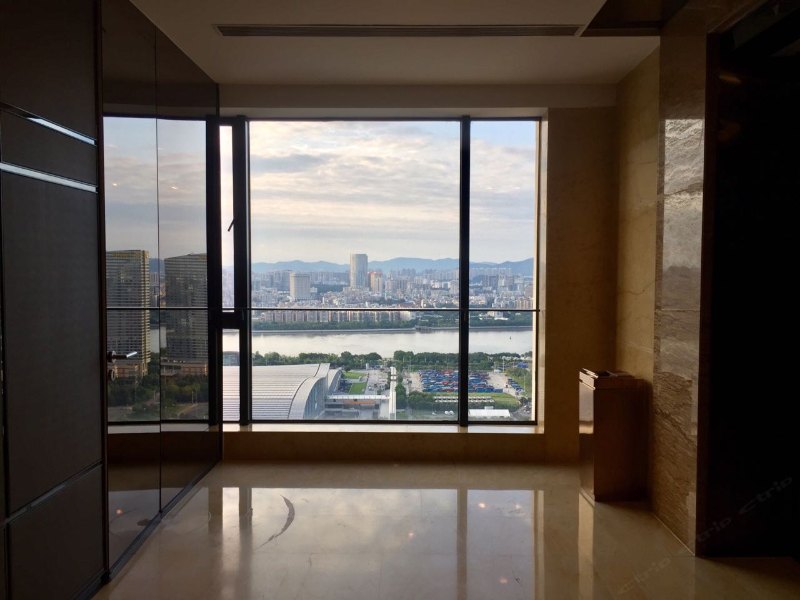 hotelPic