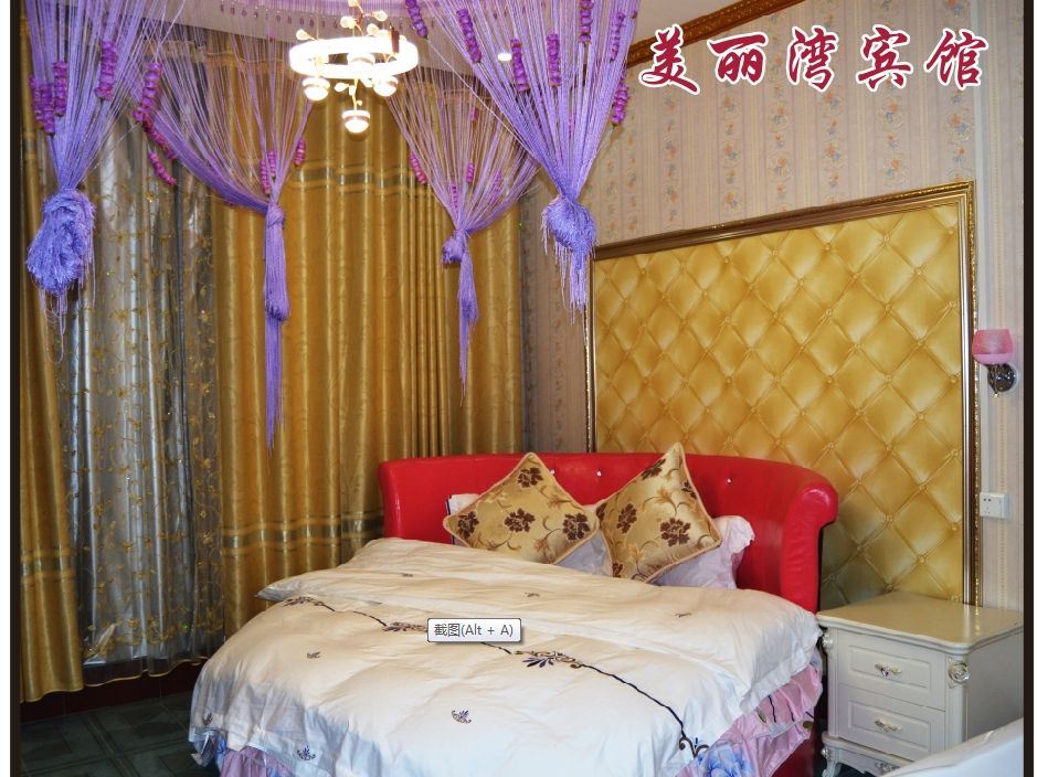 圆床浴缸房