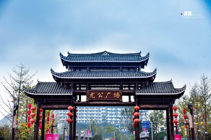 灵感来源于苗族祭尤节的尤公广场,由丹寨腊尧,杨颂等村落的传统节日