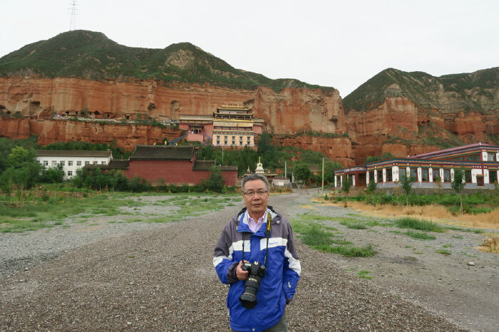 位于刘家峡镇黄河南岸的赤壁山腰,是一处开凿于高崖绝壁的佛窟,十余龛
