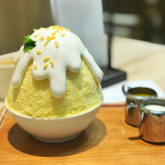 Mango with sticky rice iceflakes (kakigori)