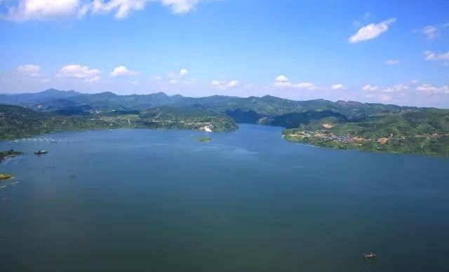 清江湖湿地公园景区距怀化车程约90 分钟,离洪江市黔城镇仅33 公里