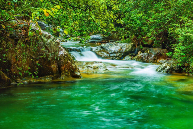 湖的周围是连绵不断的山峰,湖水碧绿,清澈见底.