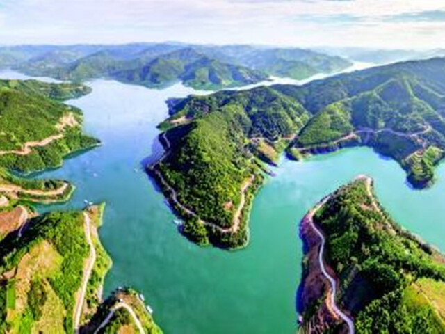 后前往游览贵州高原第1大湖——【万峰湖】(含游船,游览时间约1.