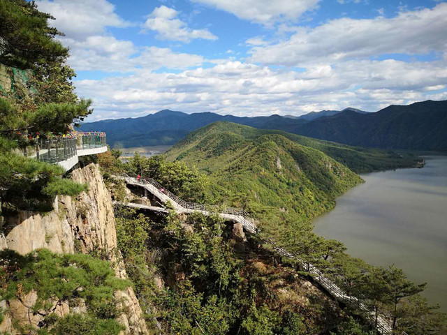  本溪桓仁虎谷峡 玻璃栈桥 青山沟飞瀑涧 虎塘沟2日游>登玻璃桥赏美丽