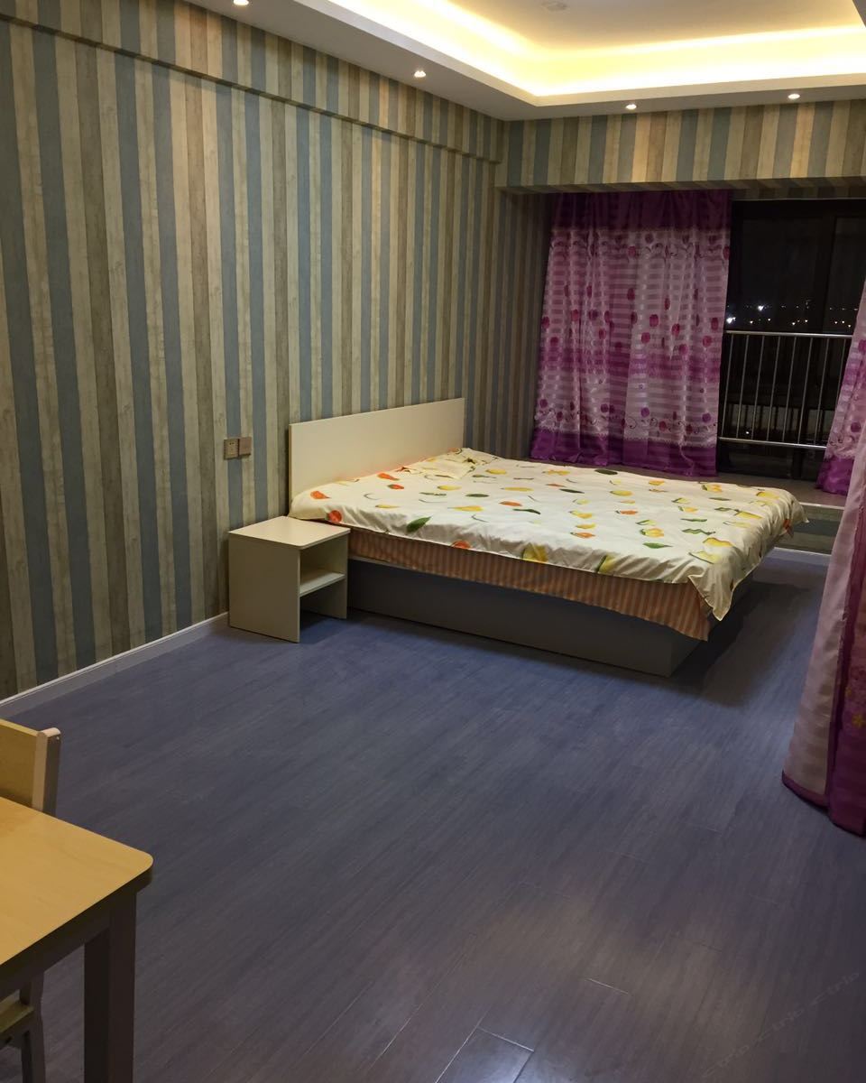 观湖主题大床房