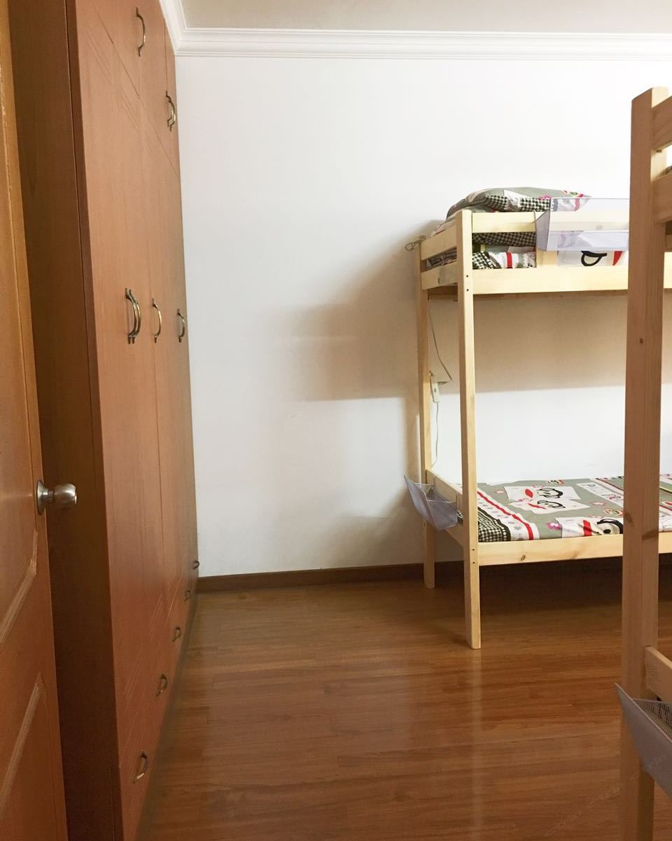 女生8人床位间