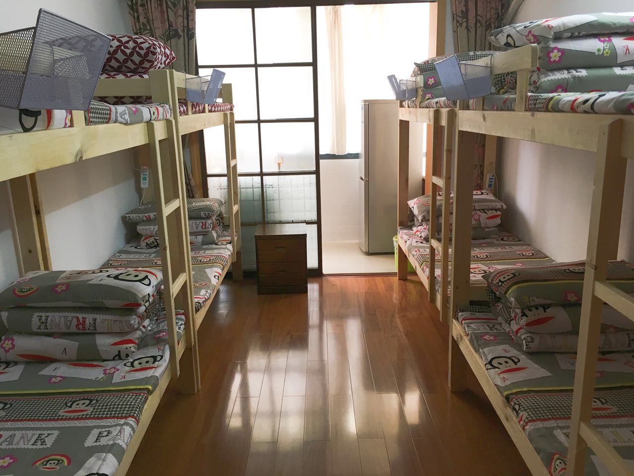 女生8人床位间