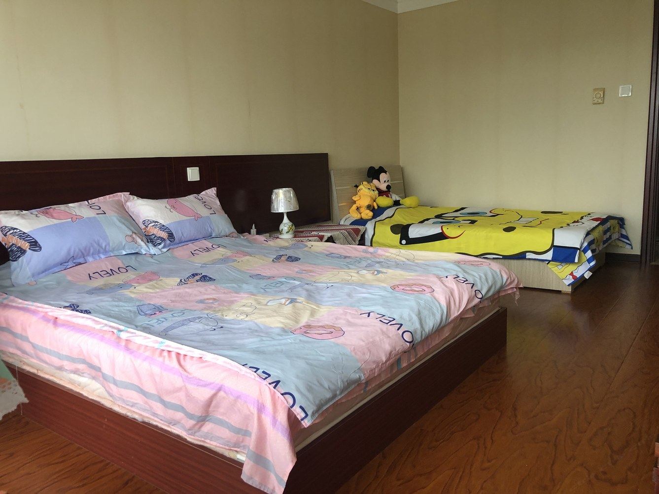 海景二室三床房