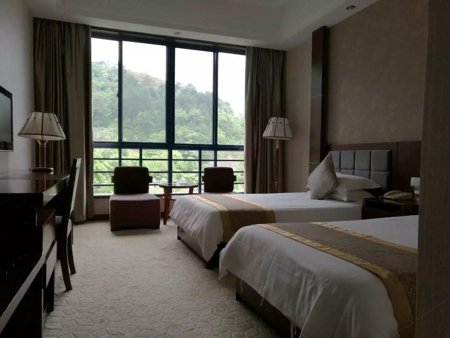 小湖景标间