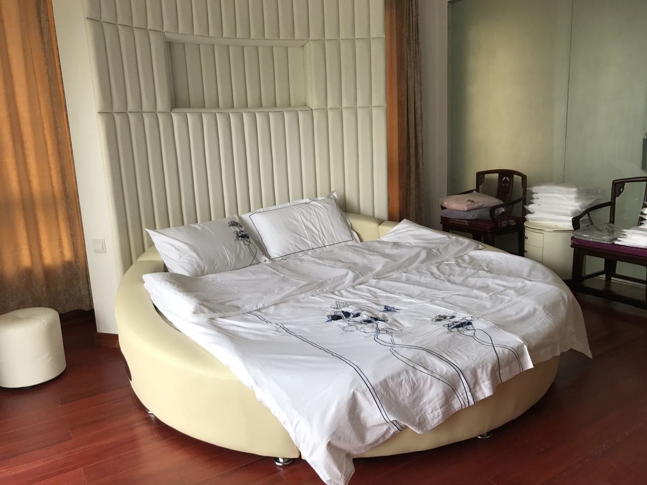 浪漫圆床房