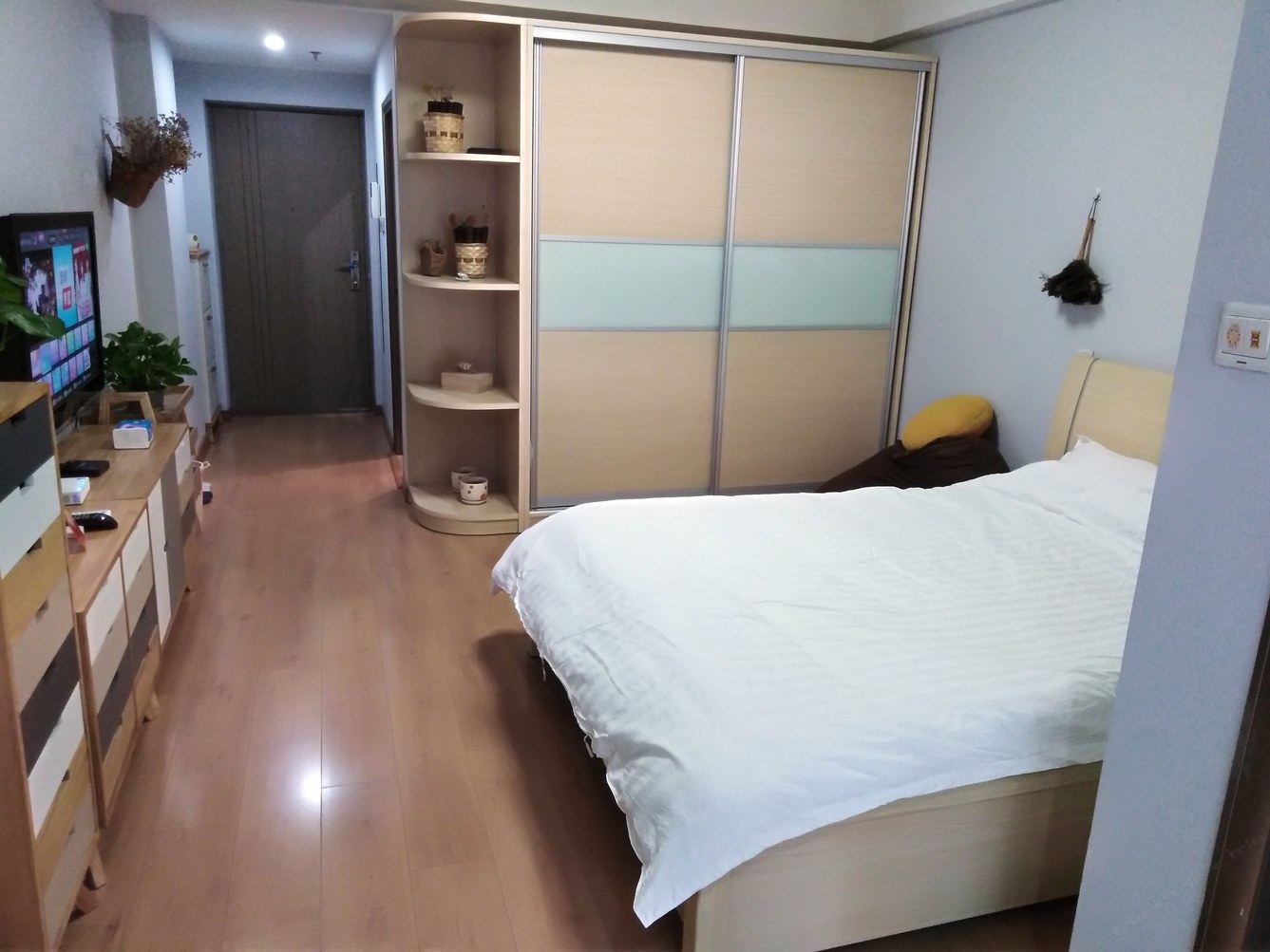 现代风一室大床房