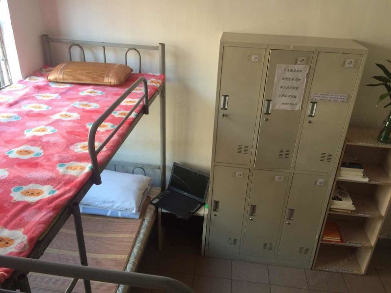 经典男生八人间床位房