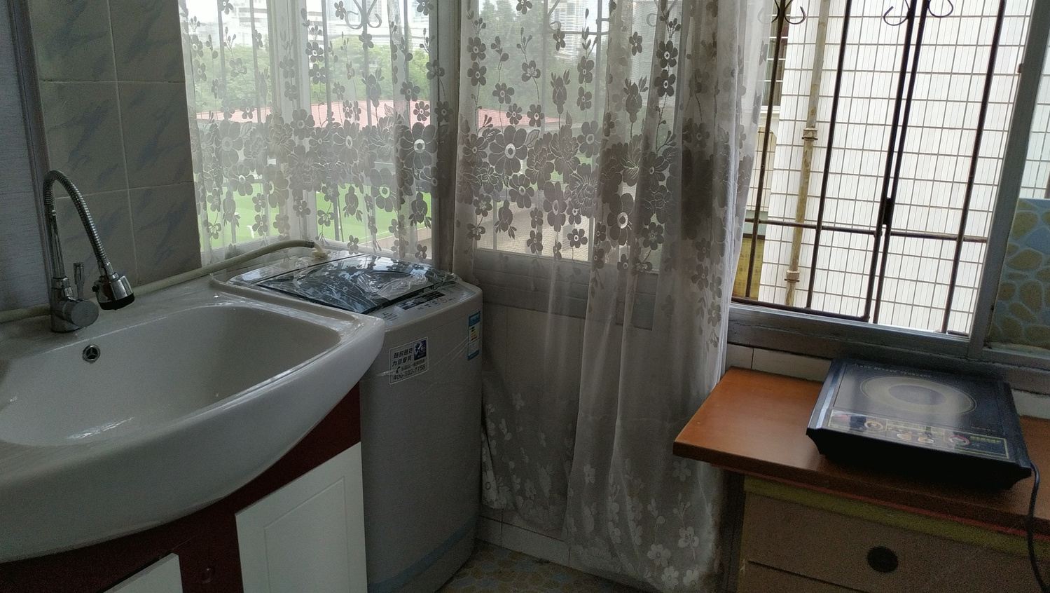 江边一室大床房