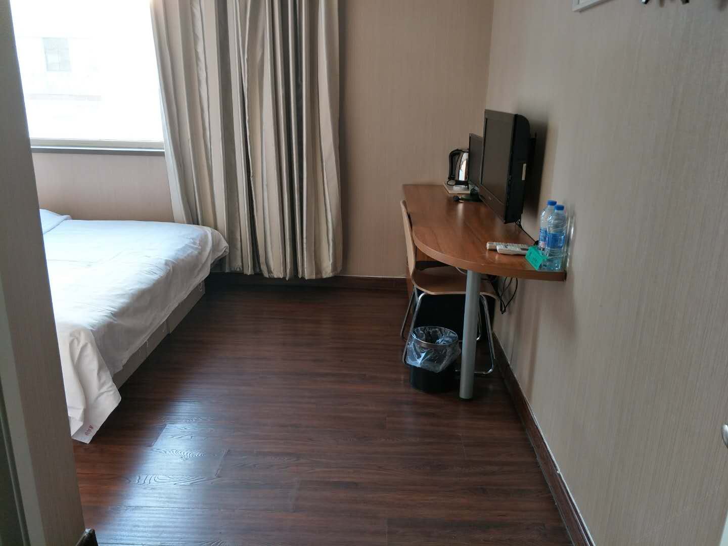 电脑大床间