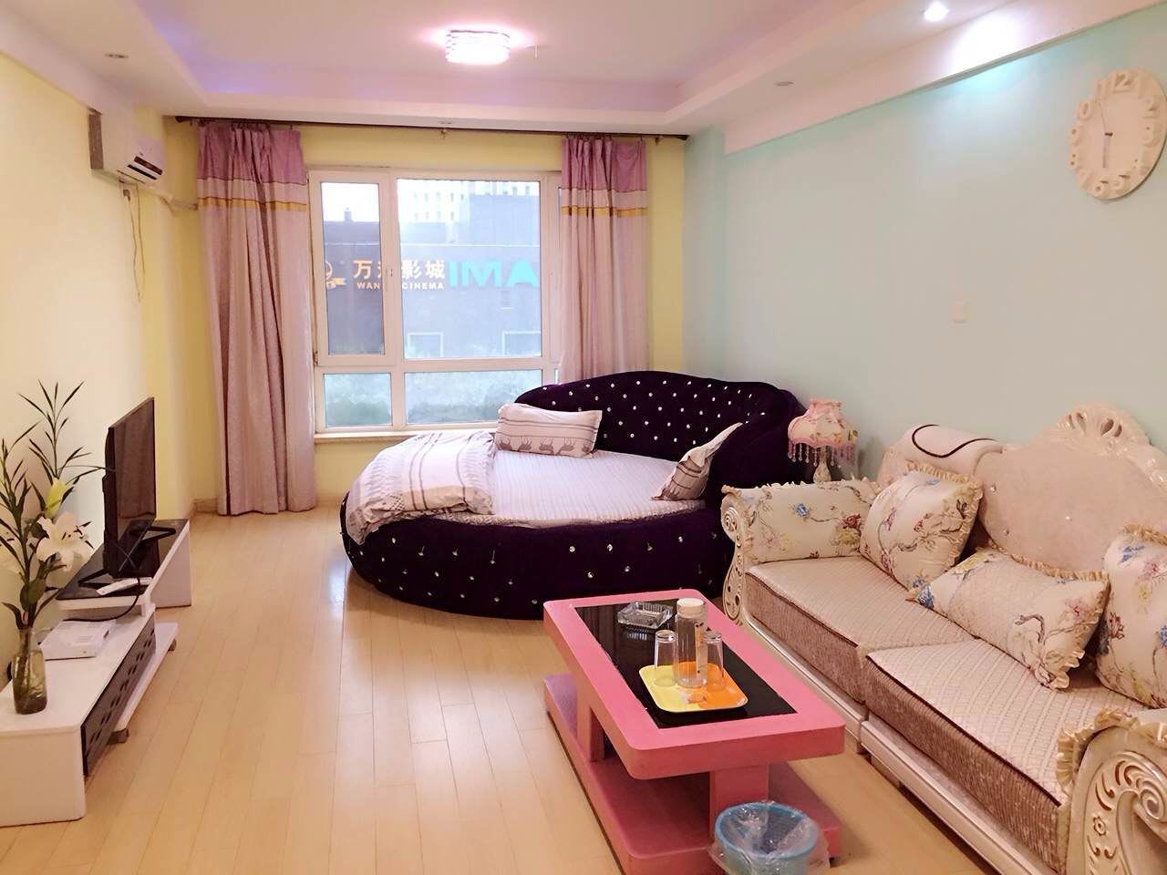 圆床房