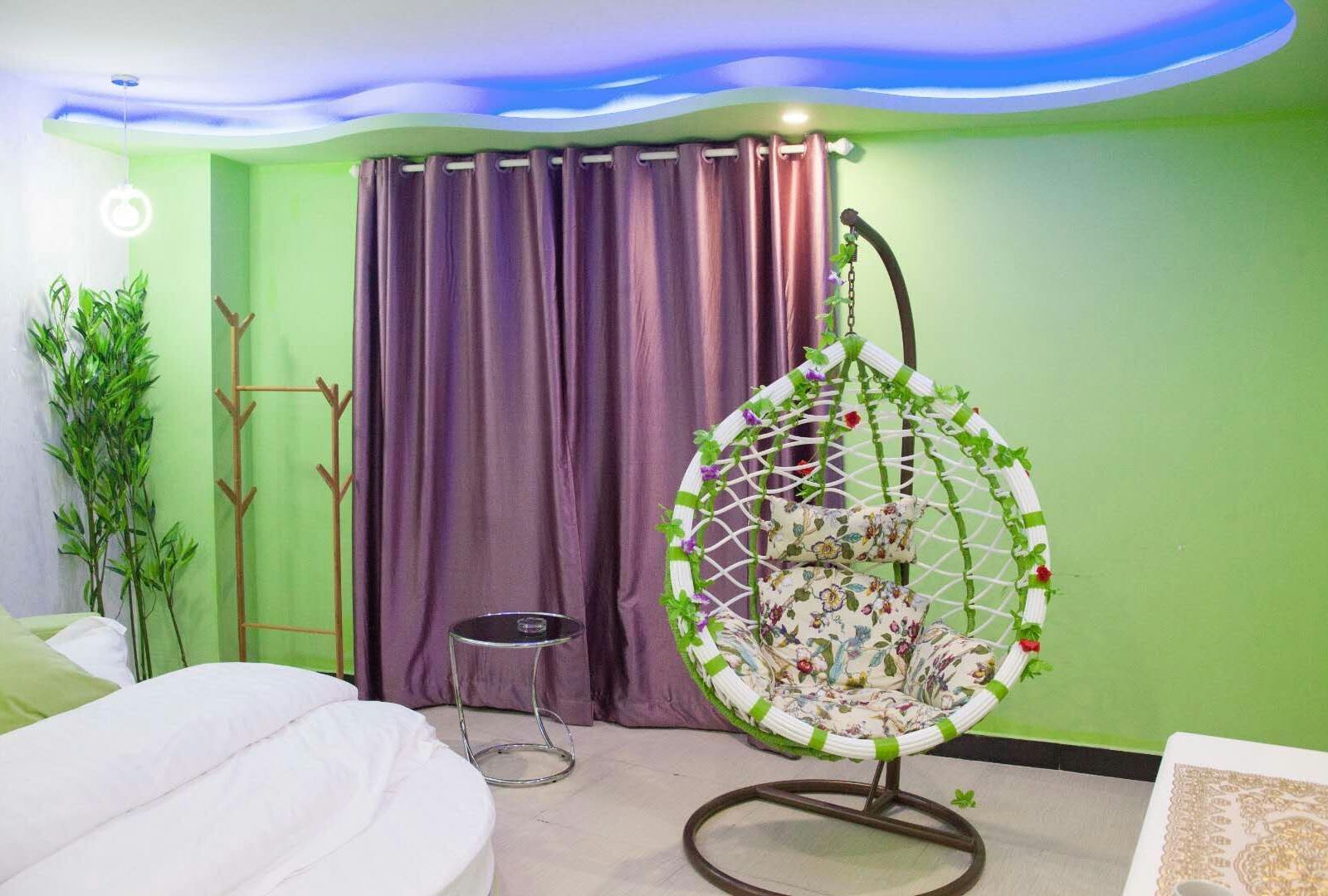 负离子健康绿野仙踪圆床房