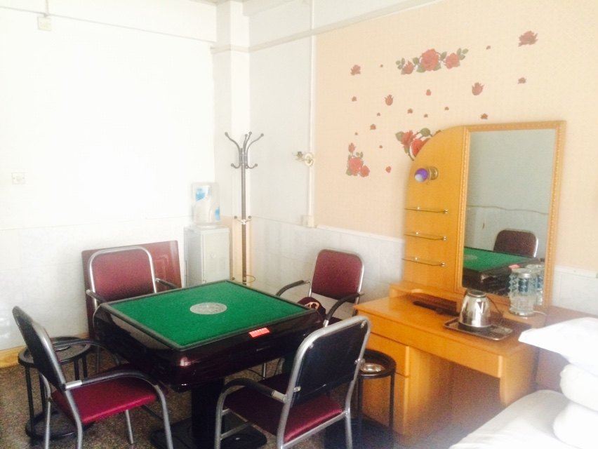 棋牌三人间